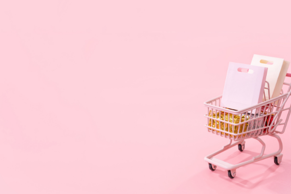 ピンクの背景とショッピングカート