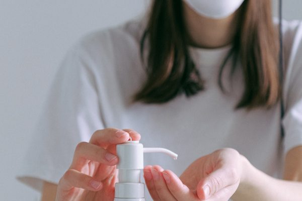 クレンジングオイルを試す女性