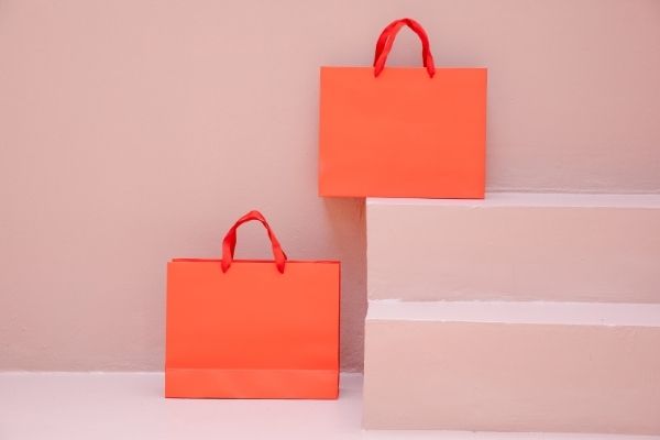 オレンジ色の紙袋